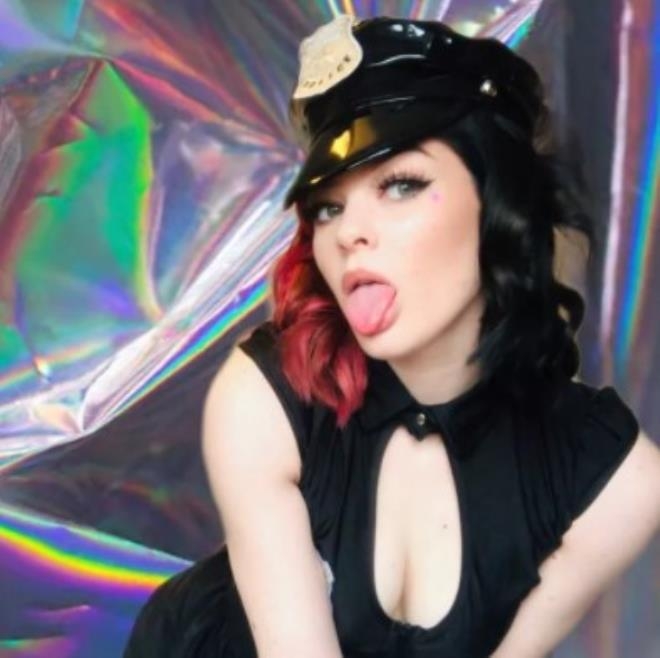 İşini kaybeden temizlikçi, son çareyi çıplak fotoğraflarını satmakta bul galerisi resim 1