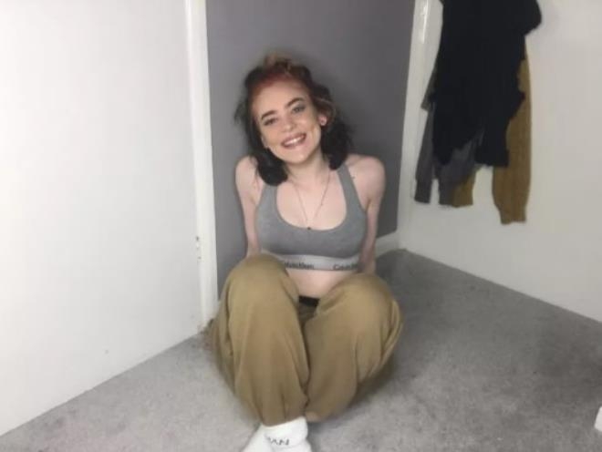 İşini kaybeden temizlikçi, son çareyi çıplak fotoğraflarını satmakta bul galerisi resim 12