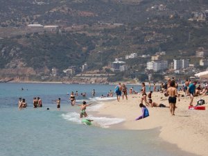 Alanya'da hava sıcaklığı 24 derece! Plajlar doldu