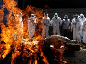 Covid: Hindistan’da ölülerin yakılması ara verilmeden devam ediyor