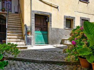 Bu ülkede evler 10 TL'ye satılıyor! Ancak tek bir şart var