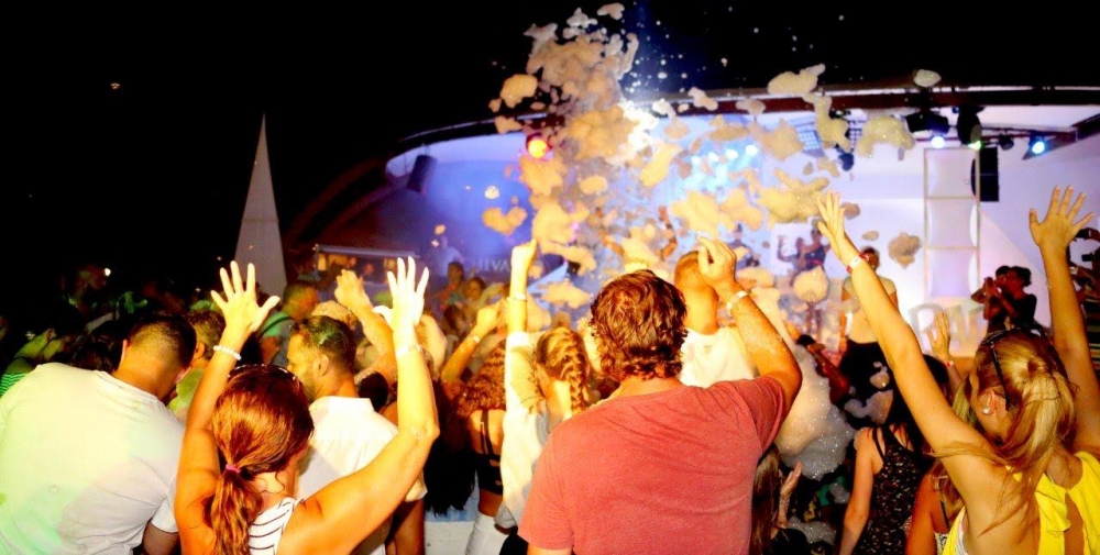 Salamis Bay’da köpükle yıkandılar! galerisi resim 11