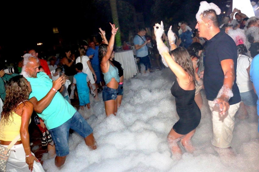 Salamis Bay’da köpükle yıkandılar! galerisi resim 12