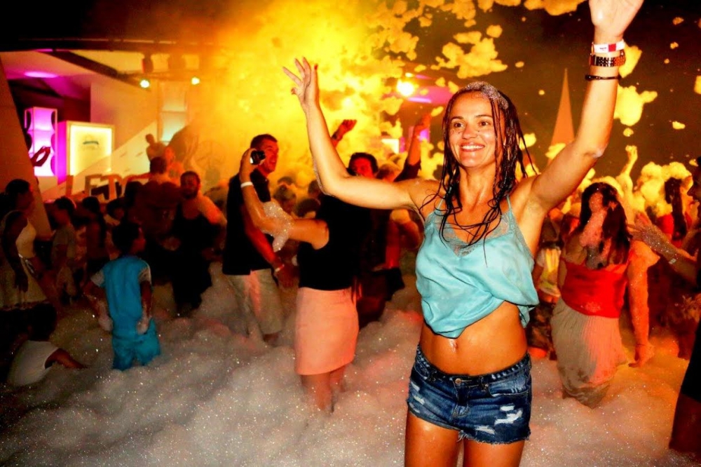 Salamis Bay’da köpükle yıkandılar! galerisi resim 13