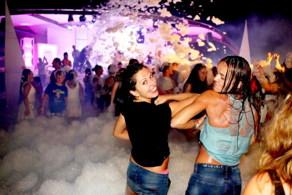 Salamis Bay’da köpükle yıkandılar! galerisi resim 16