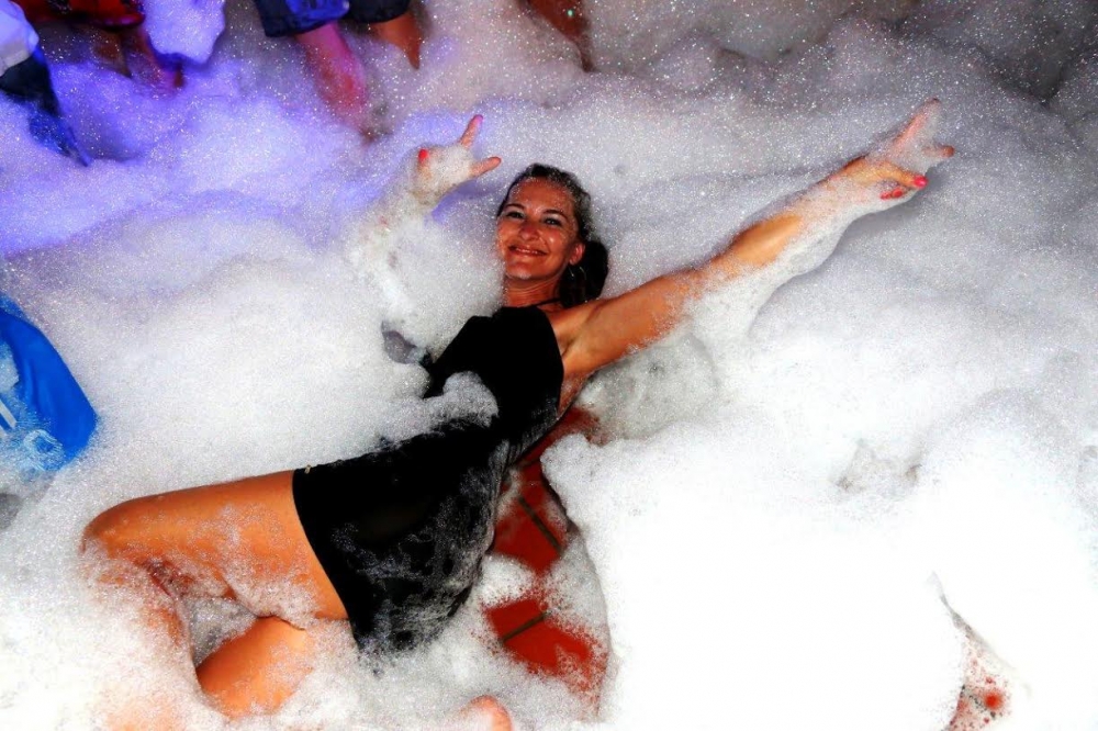 Salamis Bay’da köpükle yıkandılar! galerisi resim 18