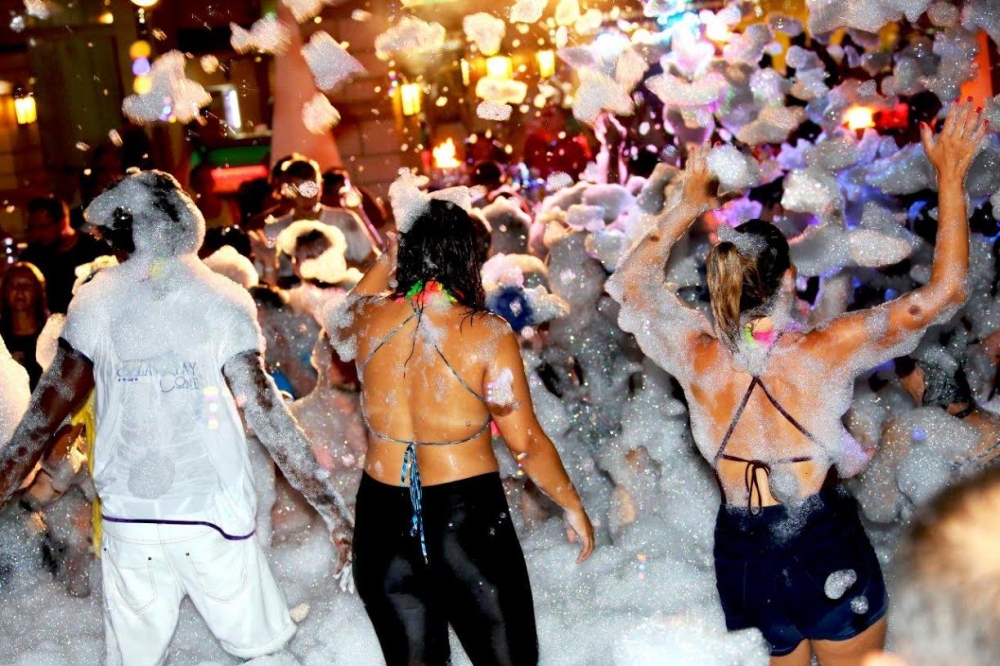 Salamis Bay’da köpükle yıkandılar! galerisi resim 20