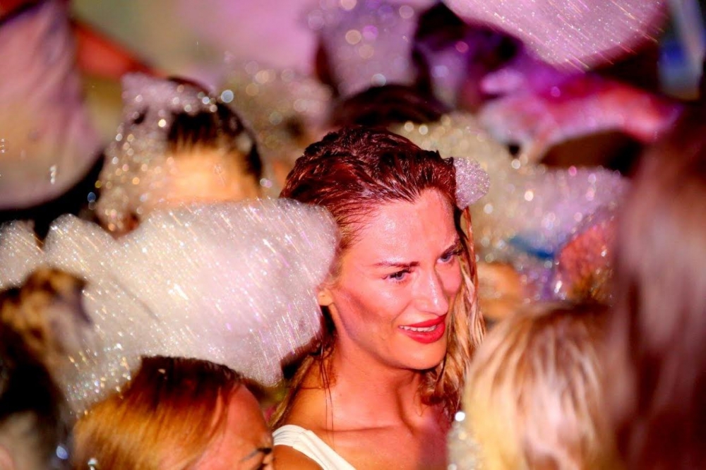 Salamis Bay’da köpükle yıkandılar! galerisi resim 9