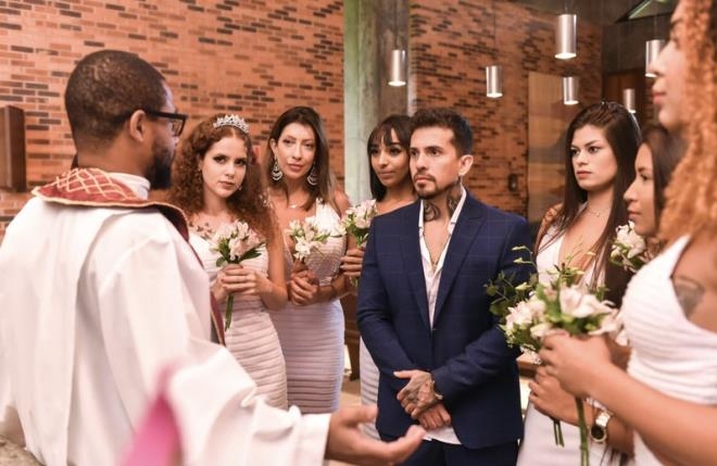 Eşiyle Eş Değiştirme Partisine Katılmıştı! Şimdi De Aynı Anda 9 Kadınla  galerisi resim 2