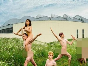 Üniversite öğrencileri soyunup poz verdi!