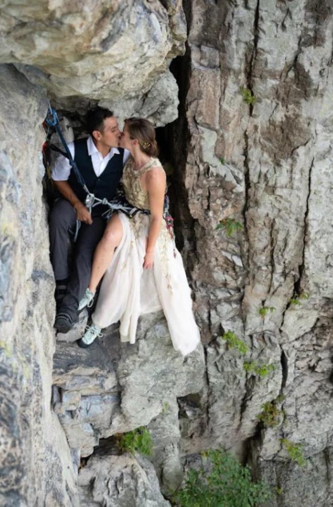 Gelinlikle kayalıklara tırmanan kadın, 5 saatin sonunda unutamayacağı bi galerisi resim 4