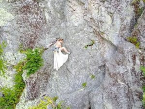 Gelinlikle kayalıklara tırmanan kadın, 5 saatin sonunda unutamayacağı bi