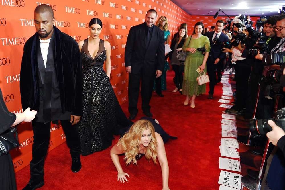 Ünlülerin gerçekten insan olduğunu kanıtlayan kırmızı halı mutlulukları! galerisi resim 1