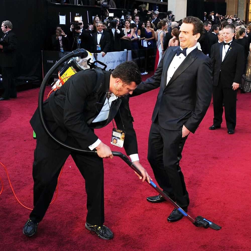 Ünlülerin gerçekten insan olduğunu kanıtlayan kırmızı halı mutlulukları! galerisi resim 14