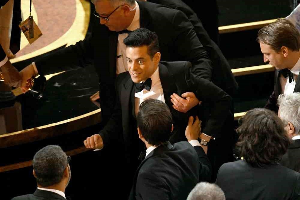 Ünlülerin gerçekten insan olduğunu kanıtlayan kırmızı halı mutlulukları! galerisi resim 17