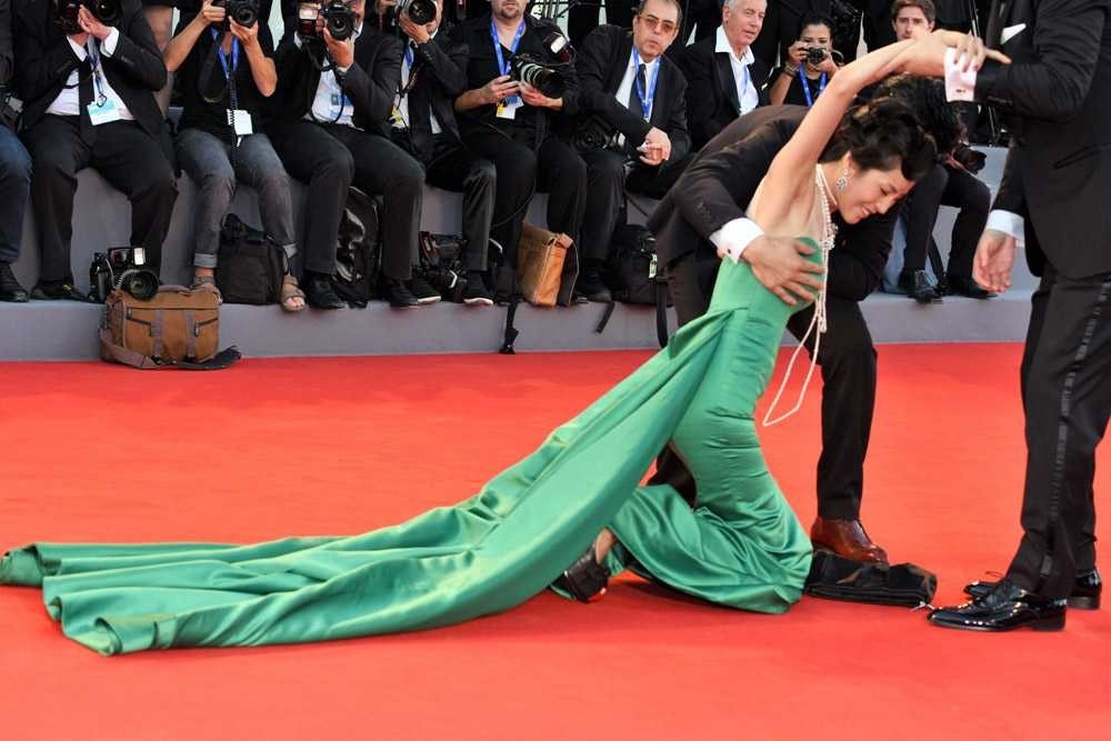 Ünlülerin gerçekten insan olduğunu kanıtlayan kırmızı halı mutlulukları! galerisi resim 4