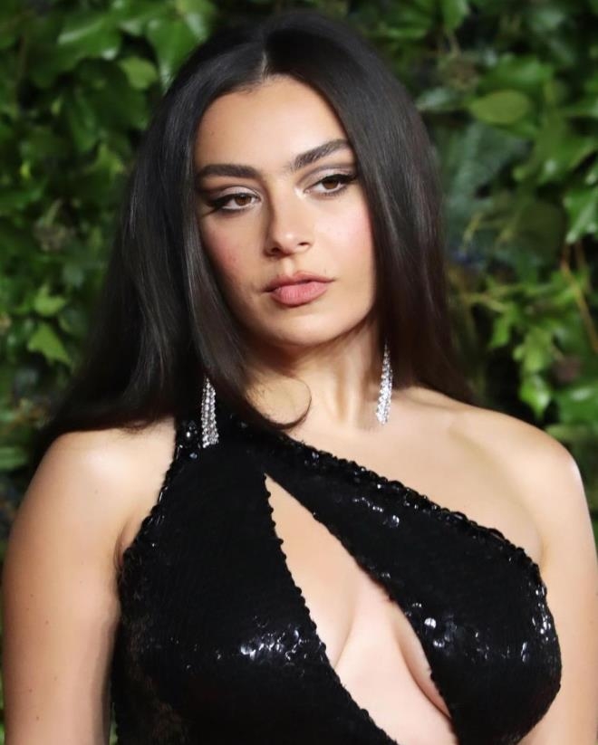 Instagram'da Canlı Yayın Açan Güzel Şarkıcı Fena Frikik Verdi galerisi resim 15