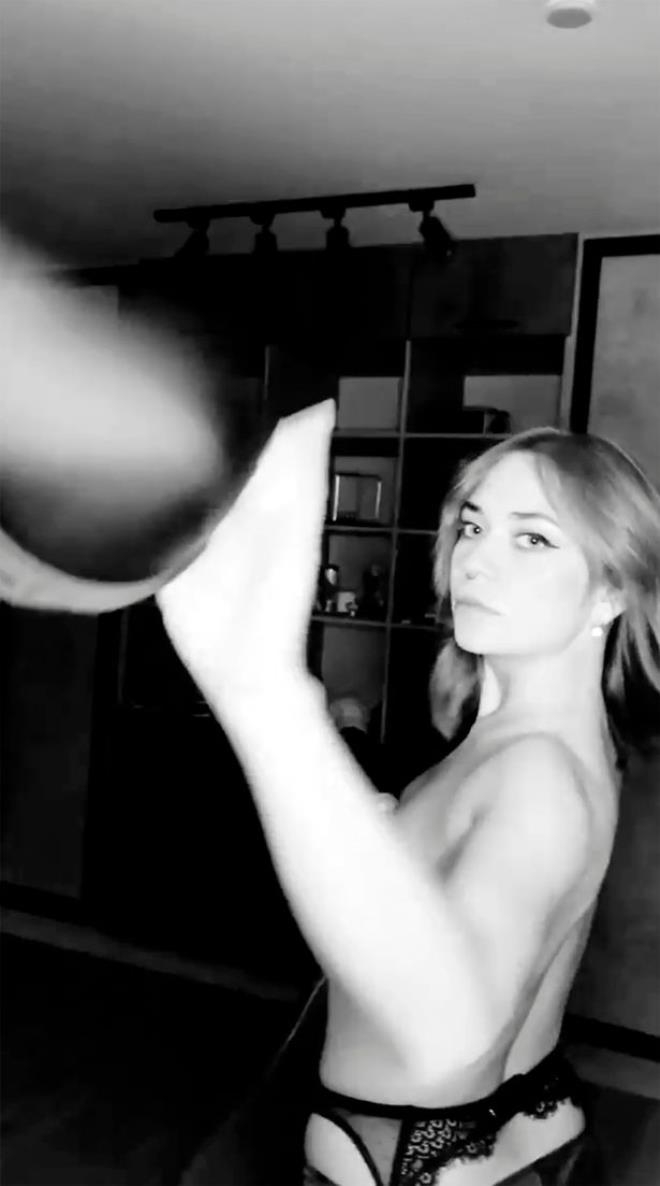 Soyunduğu Anları Paylaşan Genç Öğretmenin Başı Fena Dertte! galerisi resim 5