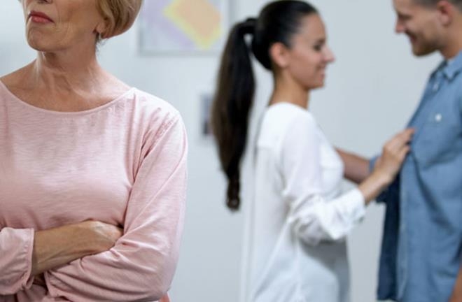 Kendisini Aldatan Eşinden İntikam Almak İçin Kaynanası İle İlişkiye Gird galerisi resim 2