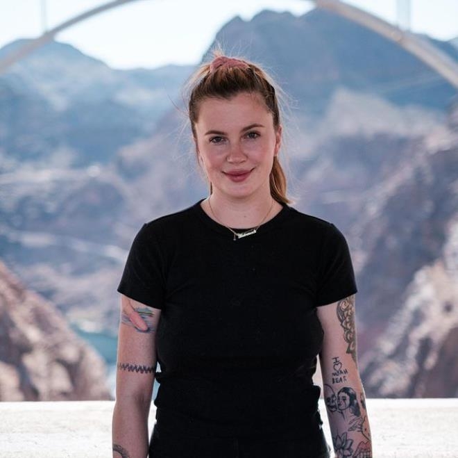 Güzel Model, Küvetteki Çıplak Pozlarını Art Arda Paylaştı galerisi resim 1