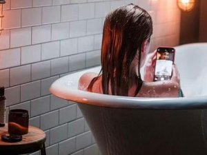 Güzel Model, Küvetteki Çıplak Pozlarını Art Arda Paylaştı