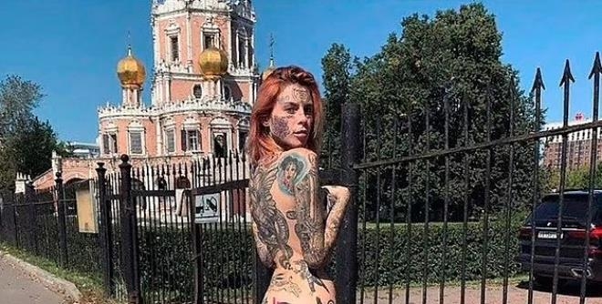 Kilisenin önünde çıplak poz veren genç model, yargıdan kaçamadı galerisi resim 1