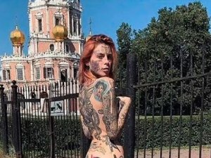 Kilisenin önünde çıplak poz veren genç model, yargıdan kaçamadı