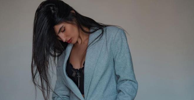 Güzel Model, Kendisine Benzeyen Cinsel İlişki Oyuncağı Üreten Firmaya Sa galerisi resim 1