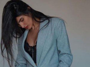 Güzel Model, Kendisine Benzeyen Cinsel İlişki Oyuncağı Üreten Firmaya Sa