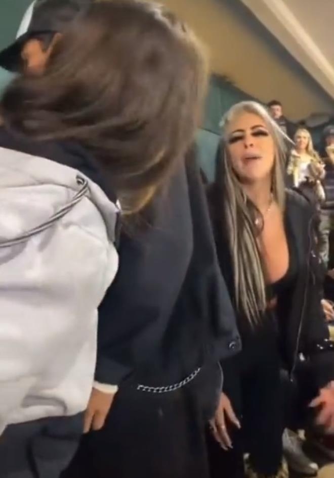 Tribünde göğüslerini açan kadın uyarılınca, erkek seyirciler ortalığı bi galerisi resim 3