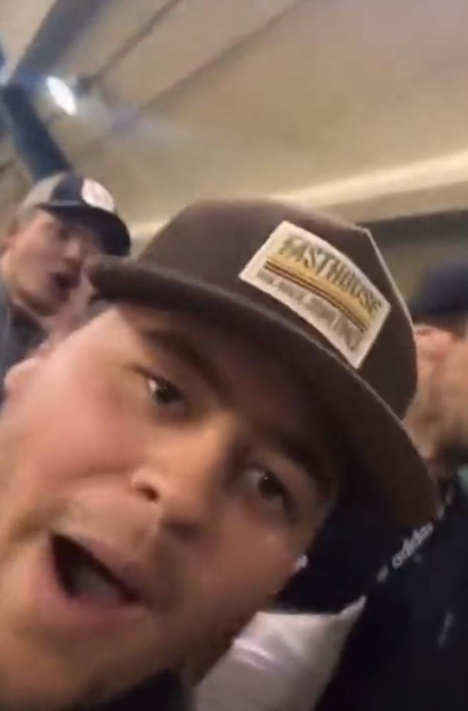 Tribünde göğüslerini açan kadın uyarılınca, erkek seyirciler ortalığı bi galerisi resim 5