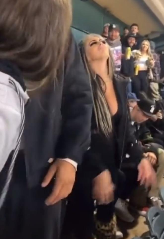 Tribünde göğüslerini açan kadın uyarılınca, erkek seyirciler ortalığı bi galerisi resim 6