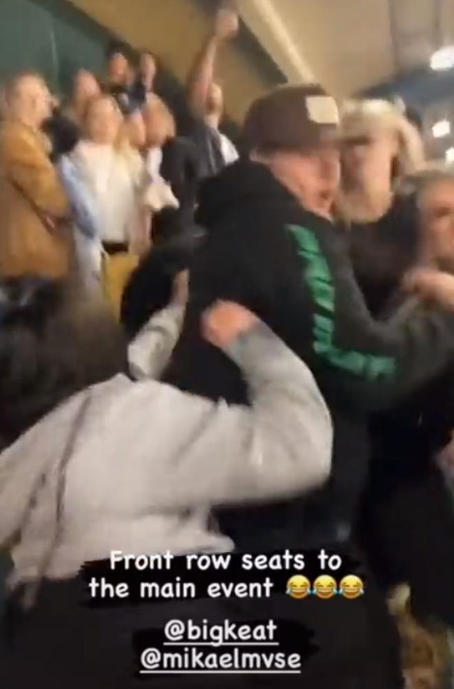 Tribünde göğüslerini açan kadın uyarılınca, erkek seyirciler ortalığı bi galerisi resim 7