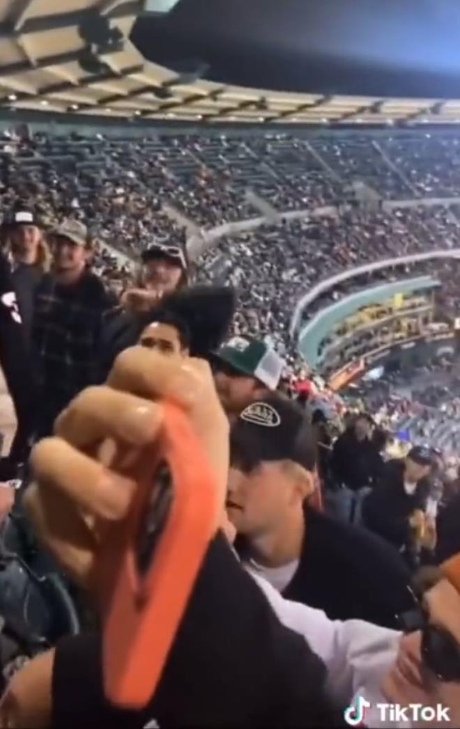 Tribünde göğüslerini açan kadın uyarılınca, erkek seyirciler ortalığı bi galerisi resim 8