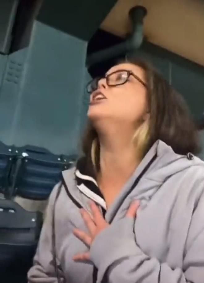 Tribünde göğüslerini açan kadın uyarılınca, erkek seyirciler ortalığı bi galerisi resim 9