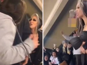 Tribünde göğüslerini açan kadın uyarılınca, erkek seyirciler ortalığı bi