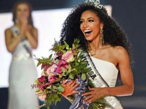 Eski Güzellik Kraliçesi Cheslie Kryst, 29'Uncu Kattan Atlayarak Hay