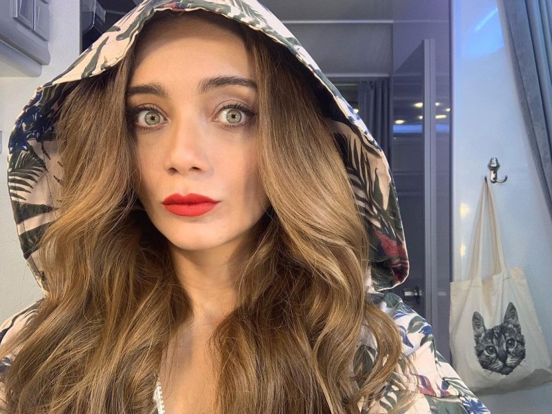 Güzelliğiyle Göz Dolduran Damla Sönmez'in İddialı Pozları galerisi resim 2