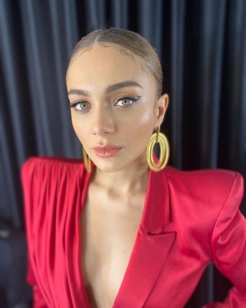 Güzelliğiyle Göz Dolduran Damla Sönmez'in İddialı Pozları galerisi resim 6