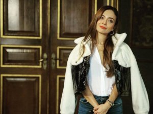 Güzelliğiyle Göz Dolduran Damla Sönmez'in İddialı Pozları