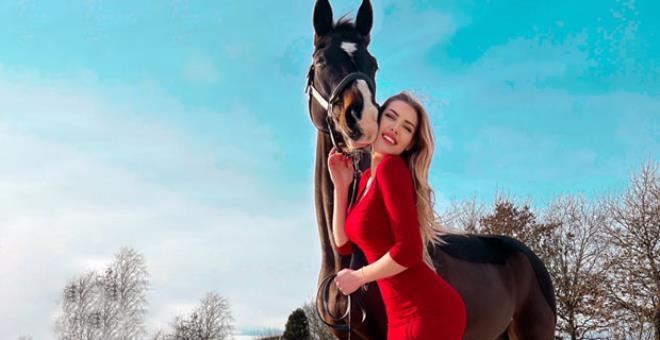 Sevmeye Çalıştığı At Bluzunun Fermuarını Açtı, Güzel Model 1 Milyon Kişi galerisi resim 1