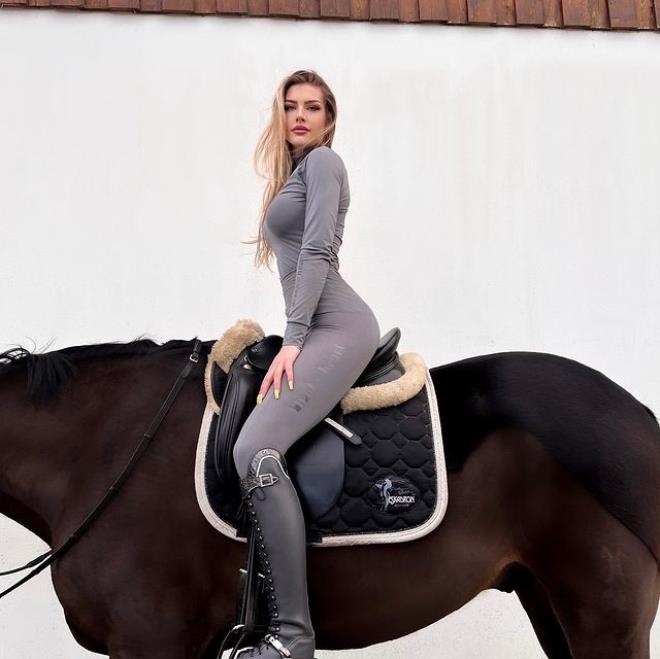 Sevmeye Çalıştığı At Bluzunun Fermuarını Açtı, Güzel Model 1 Milyon Kişi galerisi resim 10