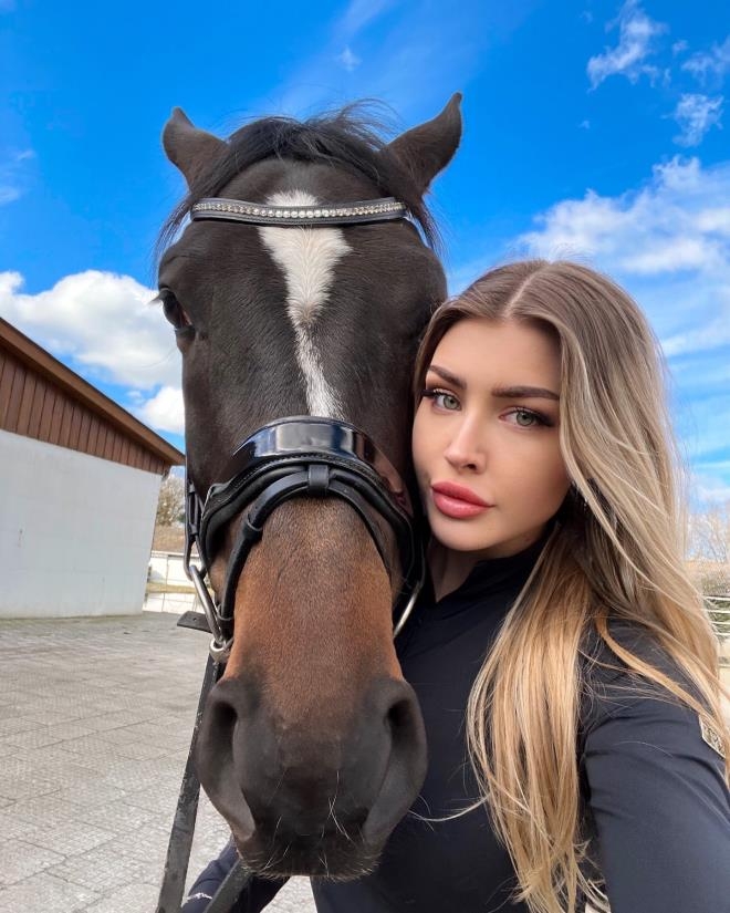 Sevmeye Çalıştığı At Bluzunun Fermuarını Açtı, Güzel Model 1 Milyon Kişi galerisi resim 4