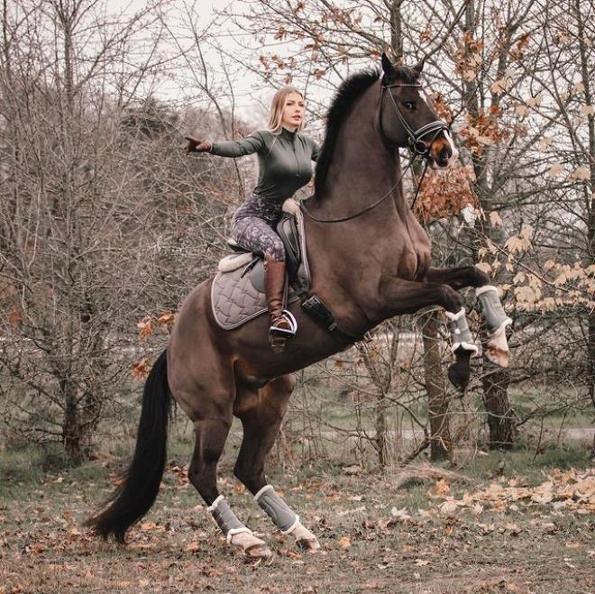 Sevmeye Çalıştığı At Bluzunun Fermuarını Açtı, Güzel Model 1 Milyon Kişi galerisi resim 5