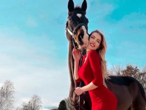 Sevmeye Çalıştığı At Bluzunun Fermuarını Açtı, Güzel Model 1 Milyon Kişi