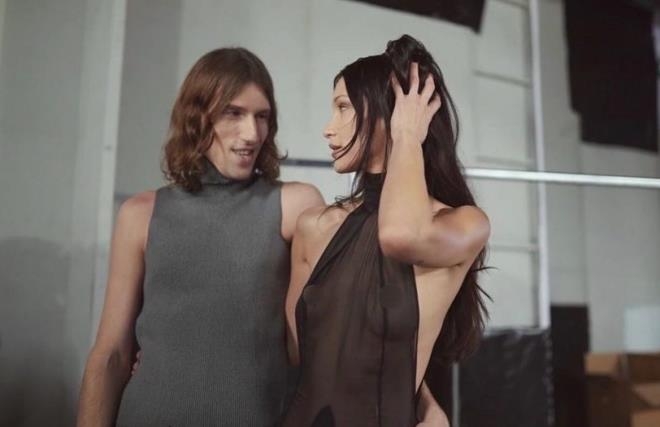 Bella Tül Elbisenin Altına Hiçbir Şey Giymeden Yürüdü galerisi resim 2