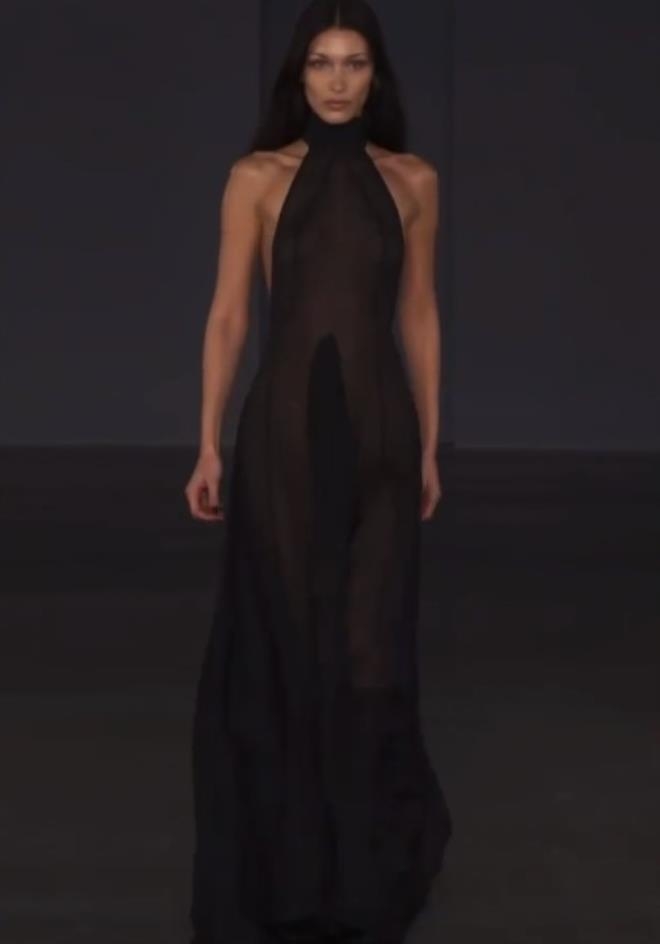 Bella Tül Elbisenin Altına Hiçbir Şey Giymeden Yürüdü galerisi resim 3