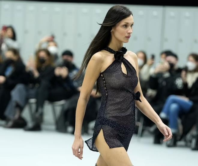 Bella Tül Elbisenin Altına Hiçbir Şey Giymeden Yürüdü galerisi resim 7