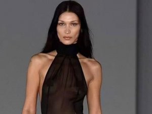 Bella Tül Elbisenin Altına Hiçbir Şey Giymeden Yürüdü