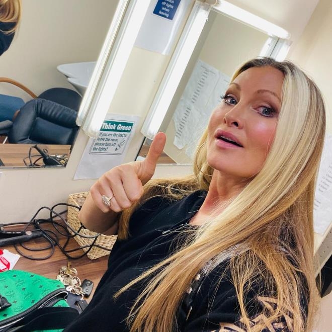 50 Yaşındaki Model, Çırılçıplak Verdiği Pozla Savaşa Tepki Gösterdi galerisi resim 8